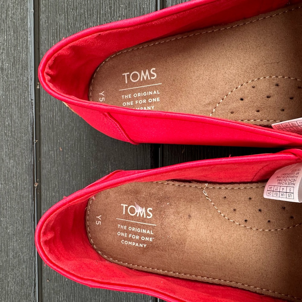Toms Satin Red Youth Alpargata. Sz.Y5 (W 7US) - Picture 7 of 8